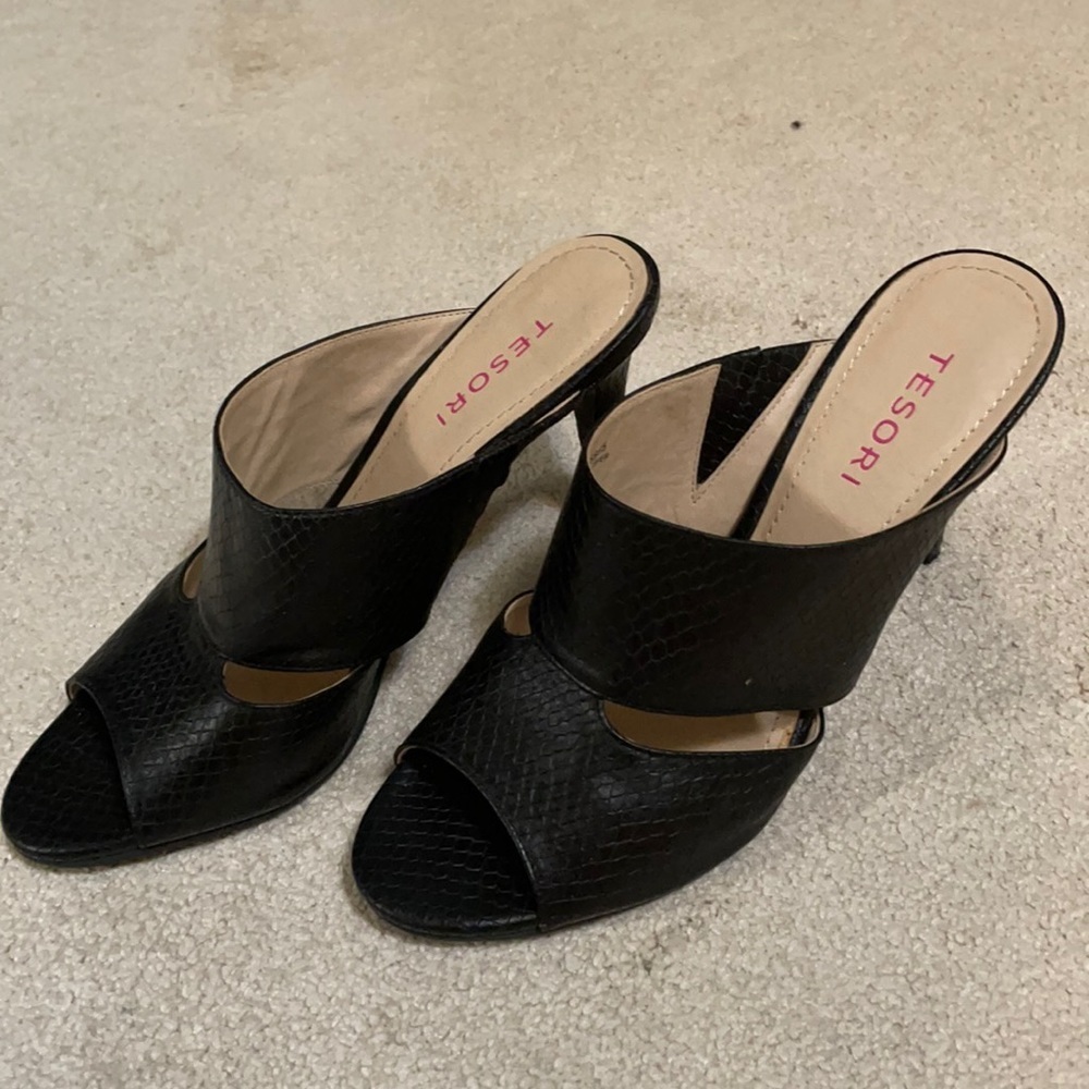 TESORI women’s GENUINE LEATHER slip on sandals. Textured leather Sz 7 high heel